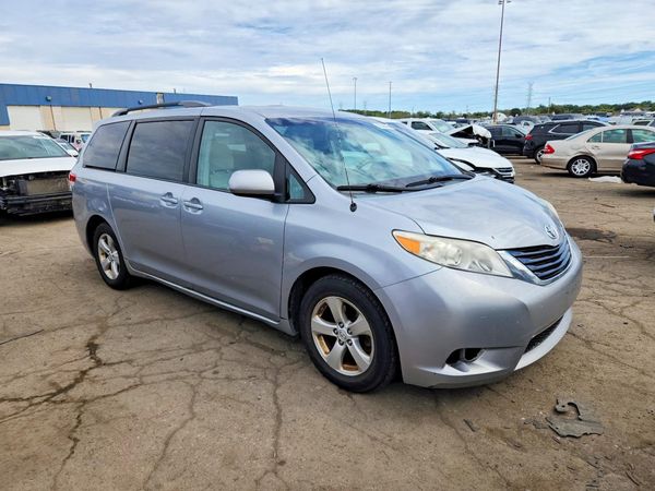 2014 TOYOTA SIENNA — Passenger 3/4