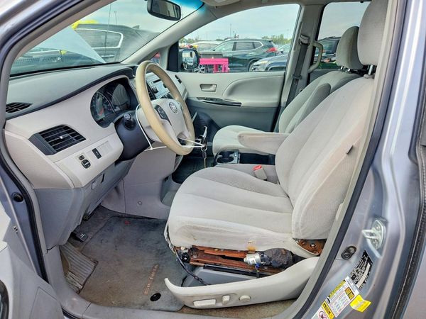 2014 TOYOTA SIENNA — DENT