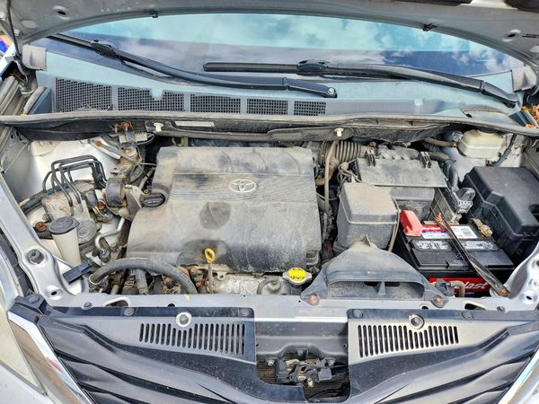 2014 TOYOTA SIENNA — Engine bay