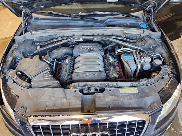 2012 AUDI Q5 Premium Plus — Engine bay