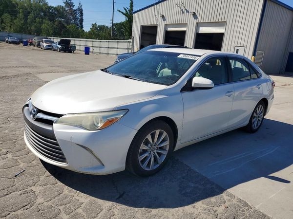 2015 TOYOTA CAMRY Hybrid — Front 3/4