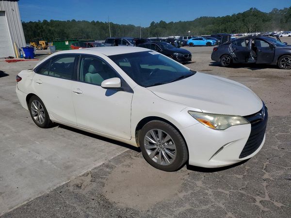 2015 TOYOTA CAMRY Hybrid — Passenger 3/4