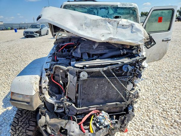 2022 JEEP GLADIATOR Sport — Engine bay