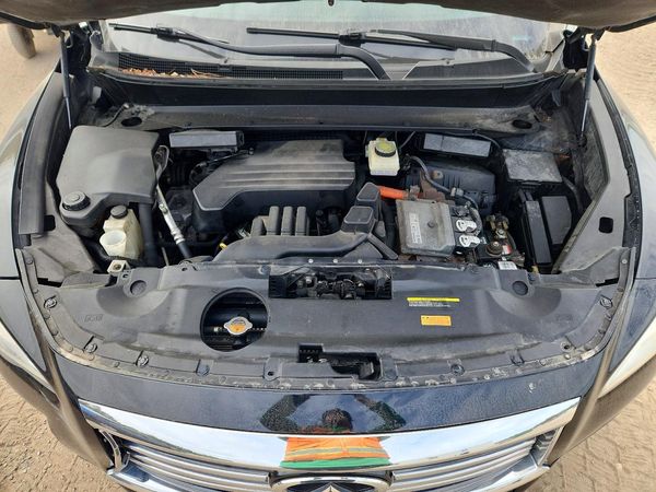 2014 INFINITI QX60 — Engine bay