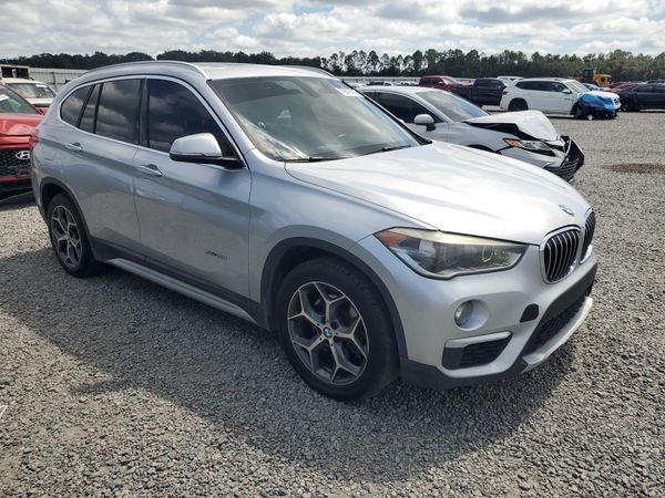 2017 BMW X1 xDrive28iBr — Passenger 3/4