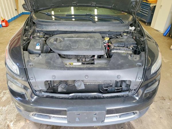 2015 JEEP CHEROKEE Limited — Engine bay
