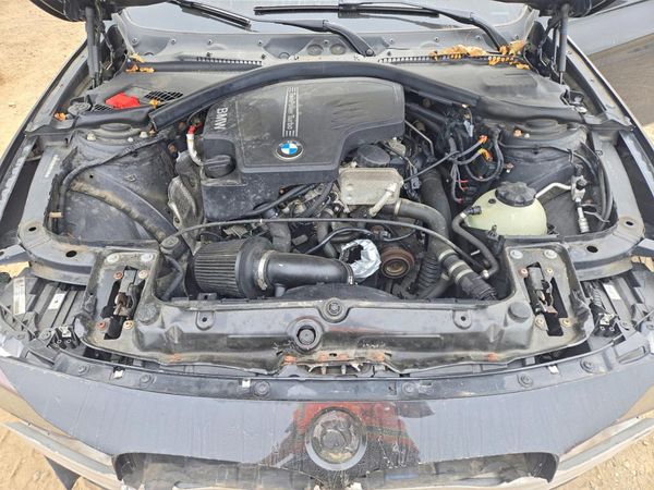 2013 BMW 328 xDrive — Engine bay