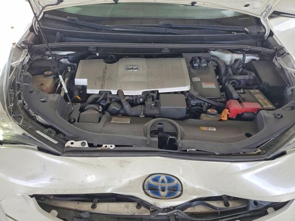 2018 TOYOTA PRIUS — Engine bay