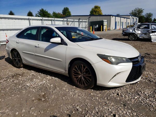 2015 TOYOTA CAMRY — Passenger 3/4