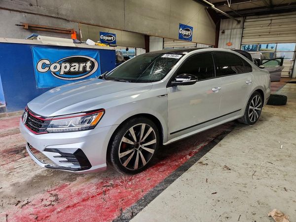 2018 VOLKSWAGEN PASSAT GT — Front 3/4