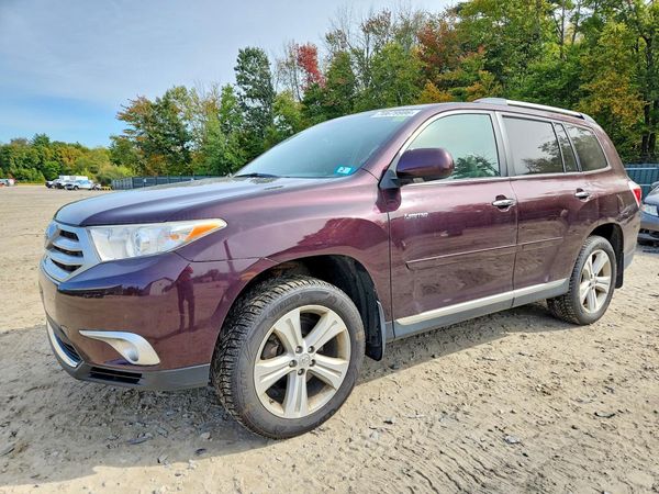2013 TOYOTA HIGHLANDER — DSFA — Front 3/4