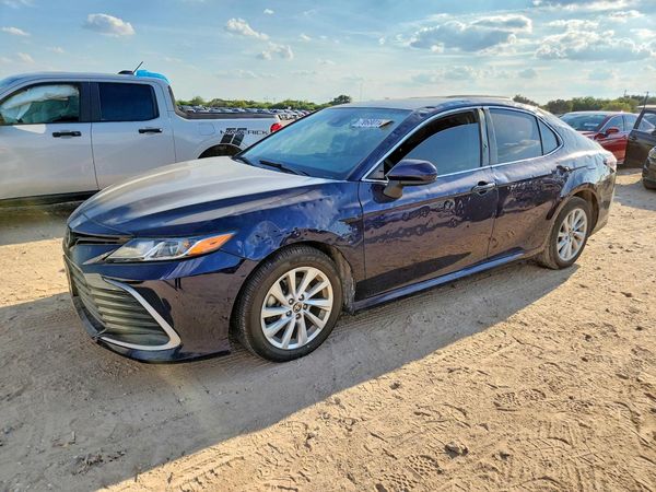 2022 TOYOTA CAMRY LE — Front 3/4
