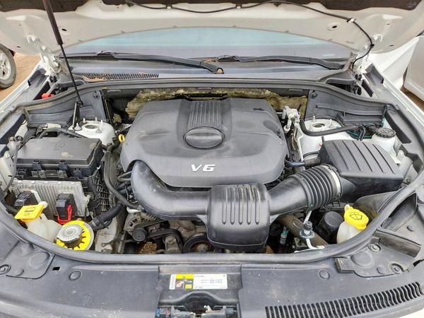2014 JEEP CHEROKEE Laredo — Engine bay