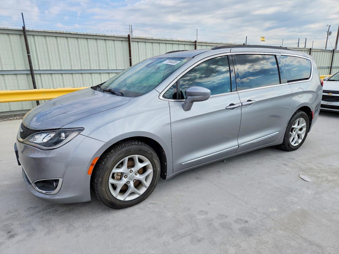 2017 CHRYSLER PACIFICA Touring L — Front 3/4