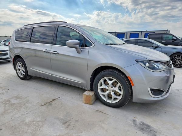 2017 CHRYSLER PACIFICA Touring L — Passenger 3/4