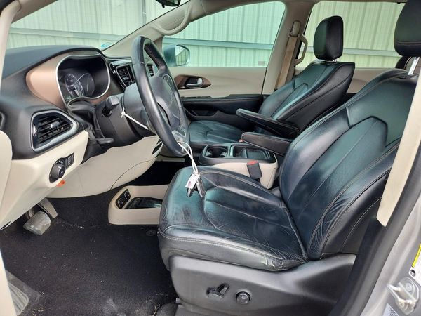 2017 CHRYSLER PACIFICA Touring L — DENT