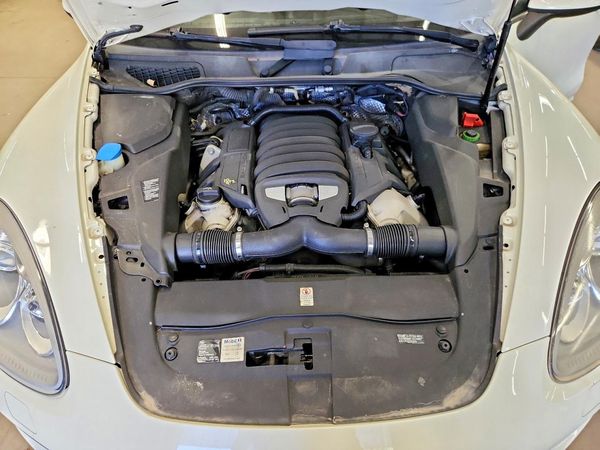 2012 PORSCHE CAYENNE S — Engine bay