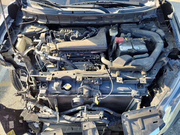 2018 NISSAN ROGUE — Engine bay