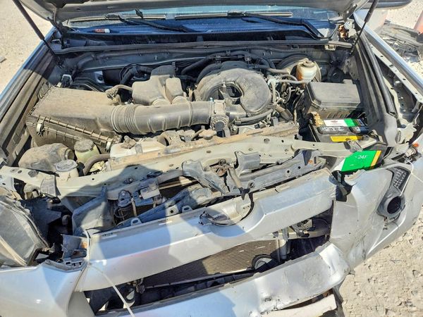 2018 TOYOTA 4RUNNER Ltd/SR5/SR5 Premium — Engine bay