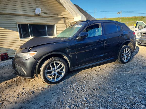 2018 ALFA ROMEO STELVIO TI AWD — Front 3/4