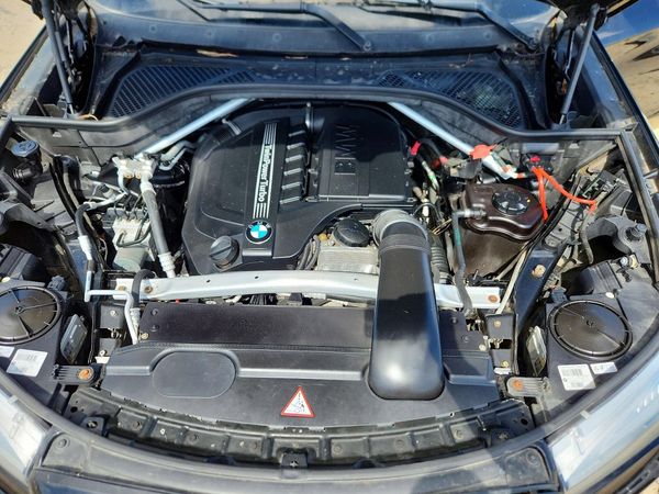 2015 BMW X5 xDrive35i — Engine bay