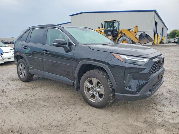 2025 TOYOTA RAV4 XLE — Passenger 3/4