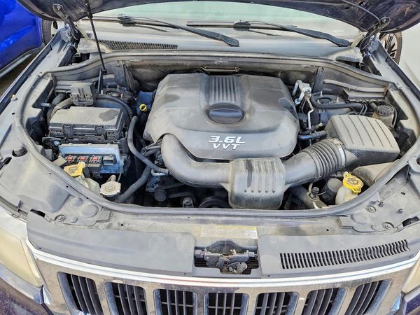 2013 JEEP CHEROKEE Laredo — Engine bay