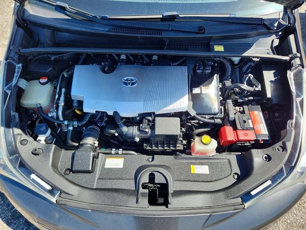 2016 TOYOTA PRIUS — Engine bay
