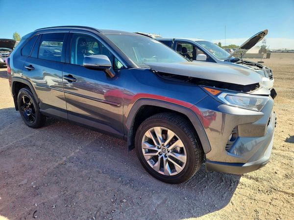2019 TOYOTA RAV4 XLE Premium — Passenger 3/4