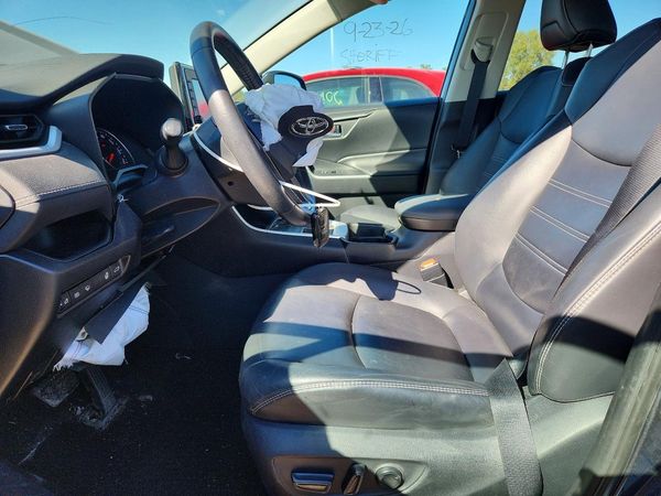 2019 TOYOTA RAV4 XLE Premium — DENT