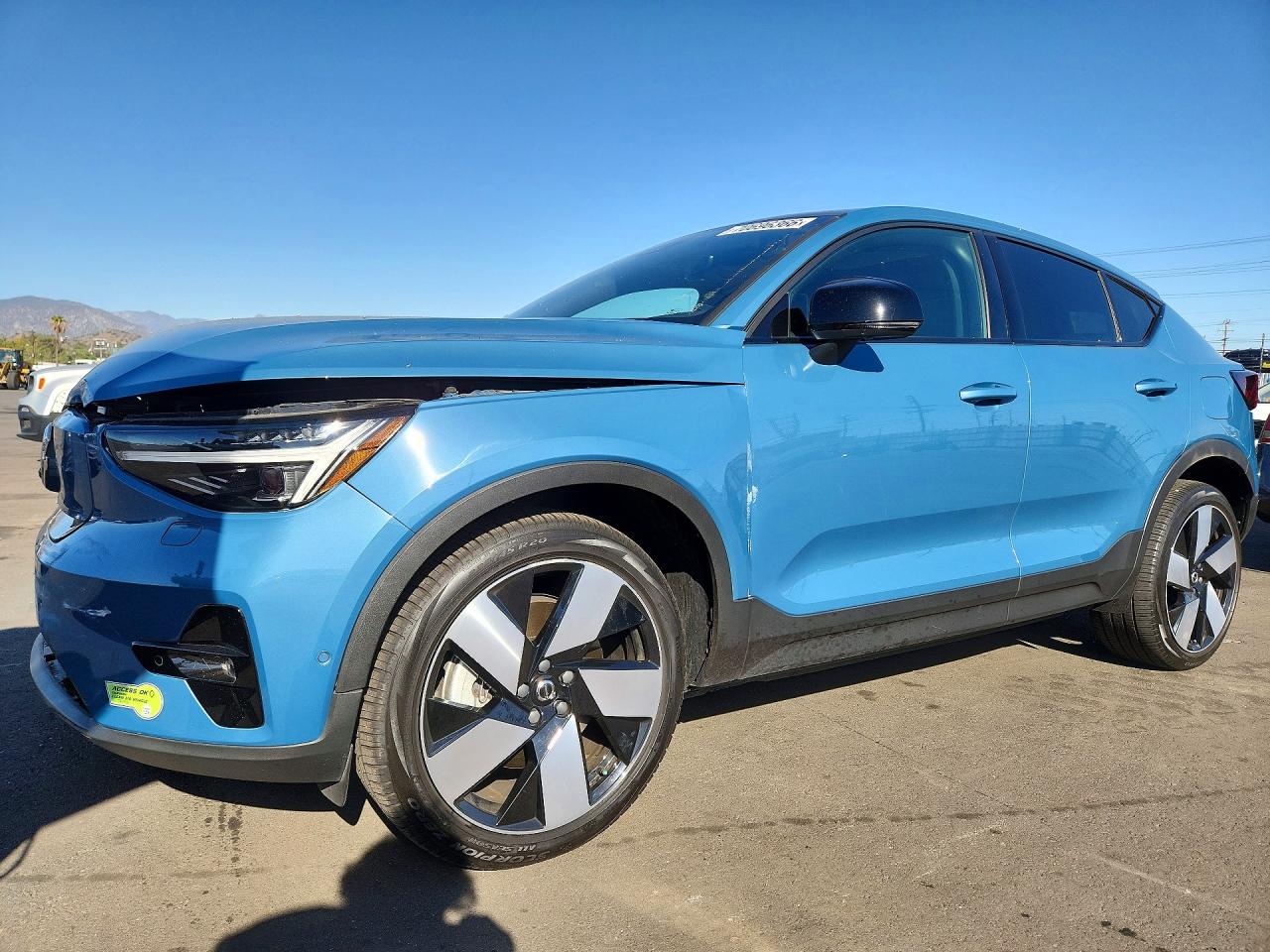 2023 VOLVO C40 Ultimate Dark — Front 3/4