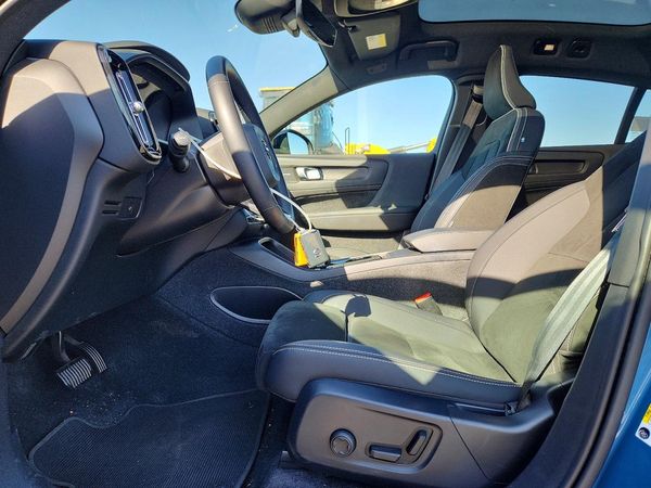 2023 VOLVO C40 Ultimate Dark — DENT