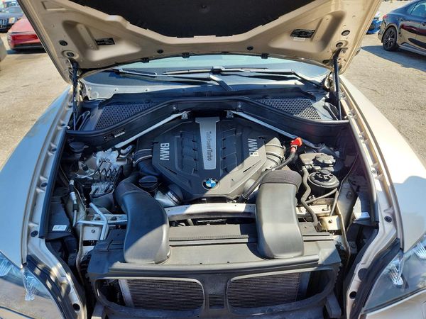 2013 BMW X5 xDrive50i — Engine bay