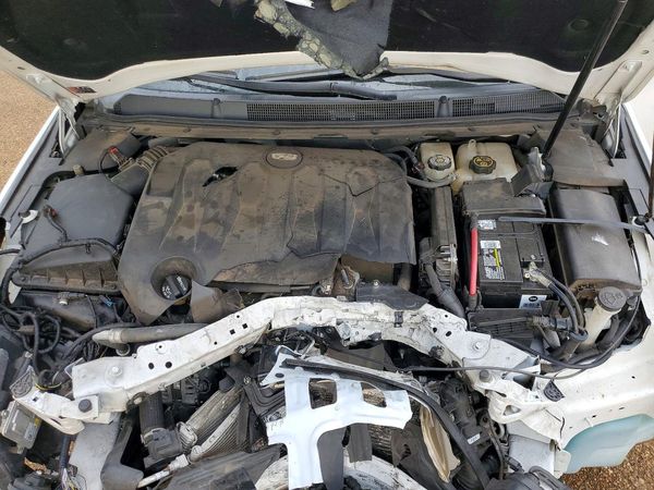 2016 CADILLAC XTS Premium — Engine bay
