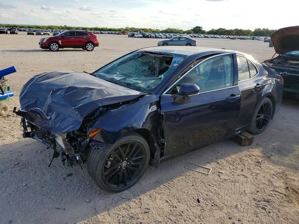 2021 TOYOTA CAMRY XSE — Front 3/4