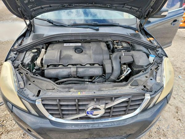 2013 VOLVO XC60 — Engine bay