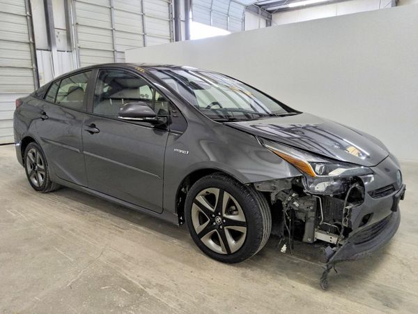 2019 TOYOTA PRIUS L/LE/XLE/LTD. — Passenger 3/4