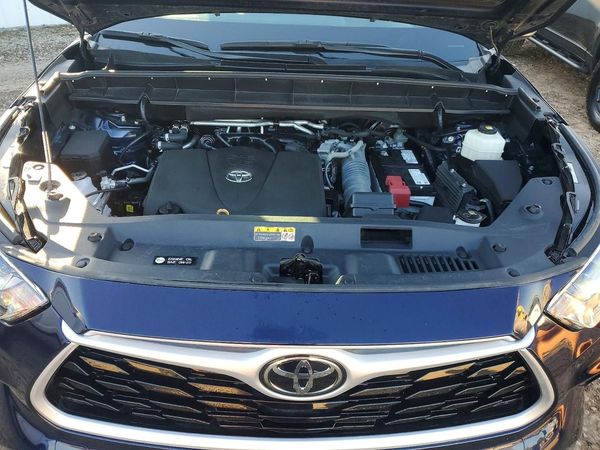 2022 TOYOTA HIGHLANDER — Engine bay
