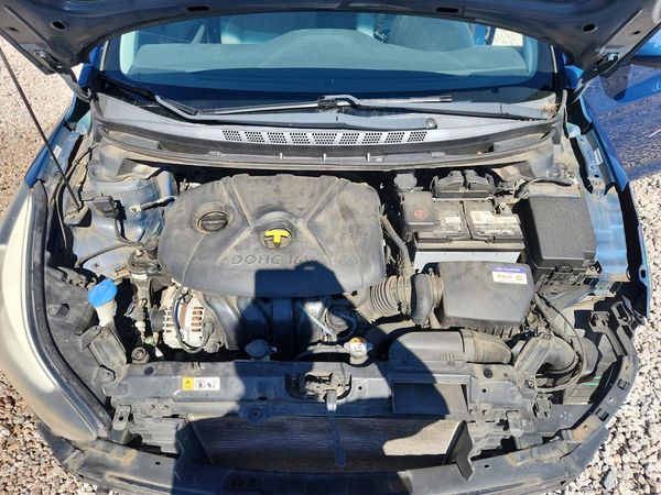 2014 HYUNDAI ELANTRA GLS (Middle) — Engine bay