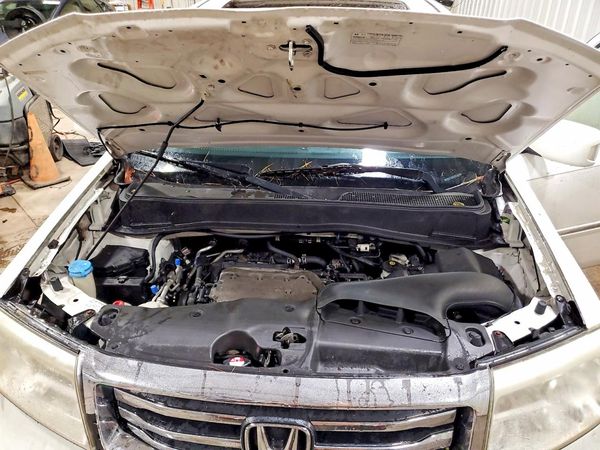 2013 HONDA PILOT TOURING — Engine bay