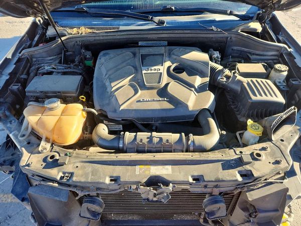 2014 JEEP CHEROKEE Limited — Engine bay