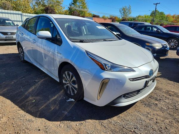 2021 TOYOTA PRIUS — Passenger 3/4