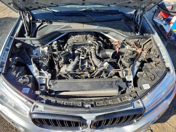 2015 BMW X5 xDrive50i — Engine bay