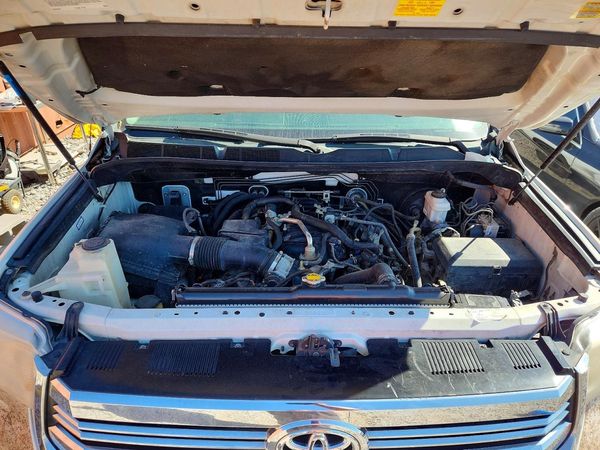 2016 TOYOTA TUNDRA SR5 — Engine bay