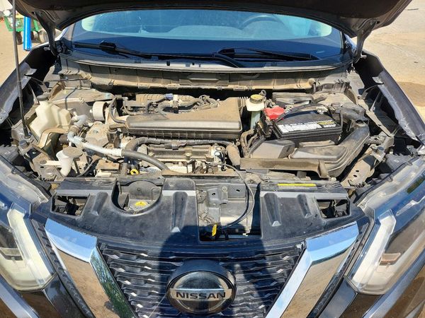 2019 NISSAN ROGUE — Engine bay