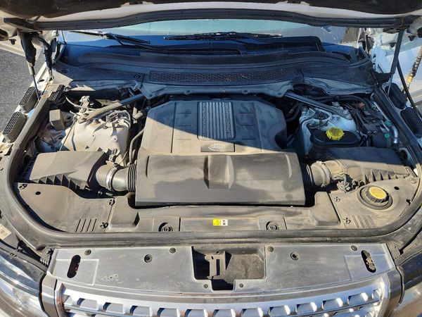 2015 LAND ROVER RANGEROVER Autobiography — Engine bay