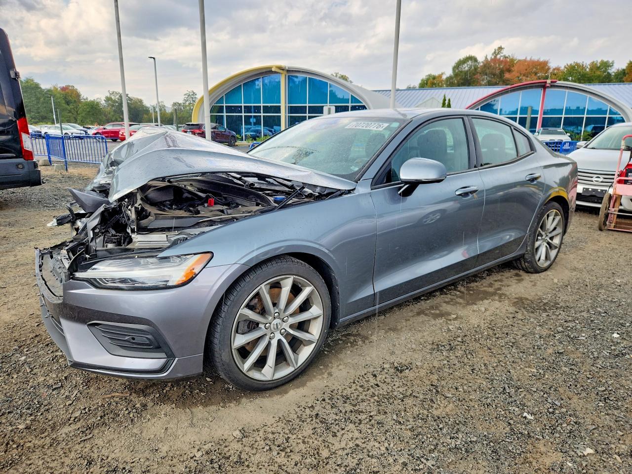 2020 VOLVO S60 Momentum — Front 3/4