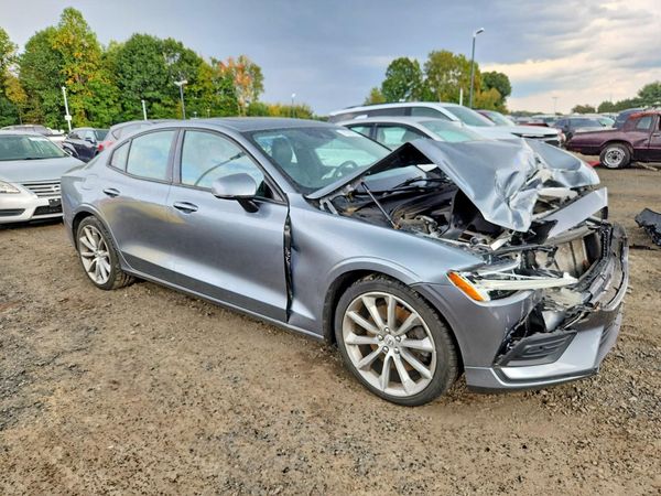 2020 VOLVO S60 Momentum — Passenger 3/4