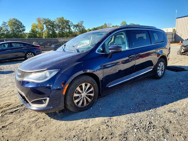 2018 CHRYSLER PACIFICA Touring L — Front 3/4