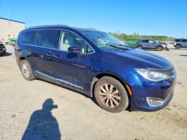 2018 CHRYSLER PACIFICA Touring L — Passenger 3/4